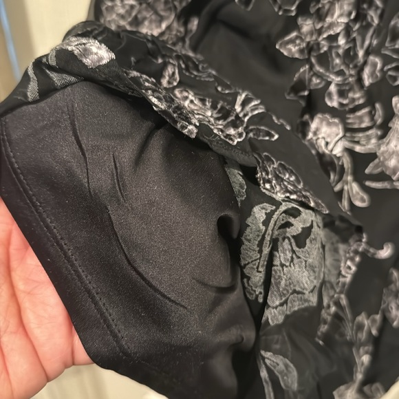 TORRID Peplum Velvet Burnout Surplice Short Sleeve Top Size 3/22-24 - Picture 7 of 7